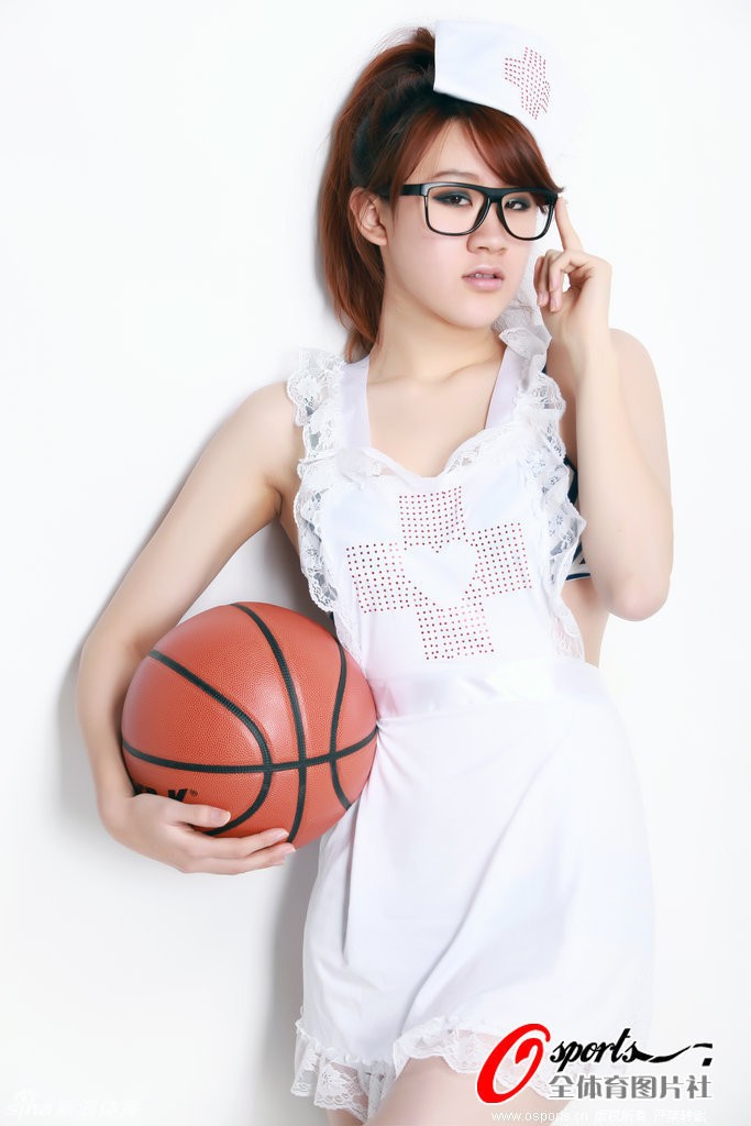 Trương Ngạo Vân sexy cùng trái bóng rổ.